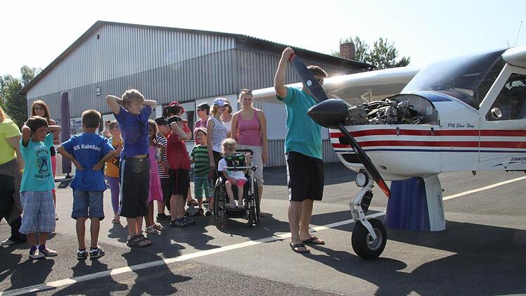 Die meisten Kinder fliegen heute zum ersten Mal. Deshalb ist es ein ganz besonderer Tag für sie.