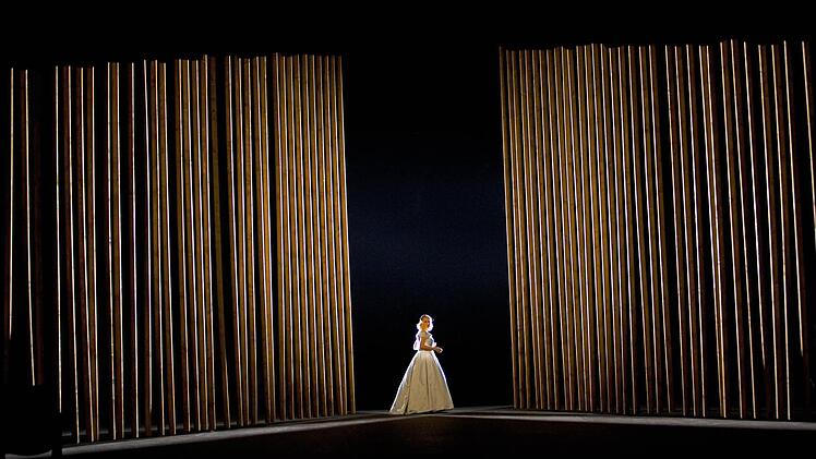 Auftaktszene im 2. Akt: Elisabeth (Ann Petersen) grüßt die teure Halle im Wartburgsaal, der hier abstrahierend die Innenarchitektur des Zuschauerraums im 1951 wieder aufgebauten Schillertheater zitiert. Foto: Bernd Uhlig