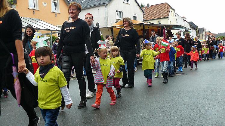 Die Kindergartenkinder führten den Festzug an.