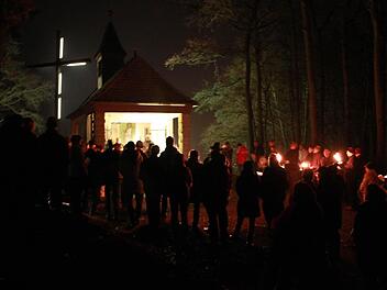 Beim Fackelzug zum Käpelle demonstrierten viele Eberner ihre Verbundenheit mit der Kolpingsfamilie, mit der Heiligen Barbara und der ihr geweihten Kapelle. Foto: Katharina Becht