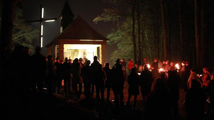 Beim Fackelzug zum Käpelle demonstrierten viele Eberner ihre Verbundenheit mit der Kolpingsfamilie, mit der Heiligen Barbara und der ihr geweihten Kapelle. Foto: Katharina Becht