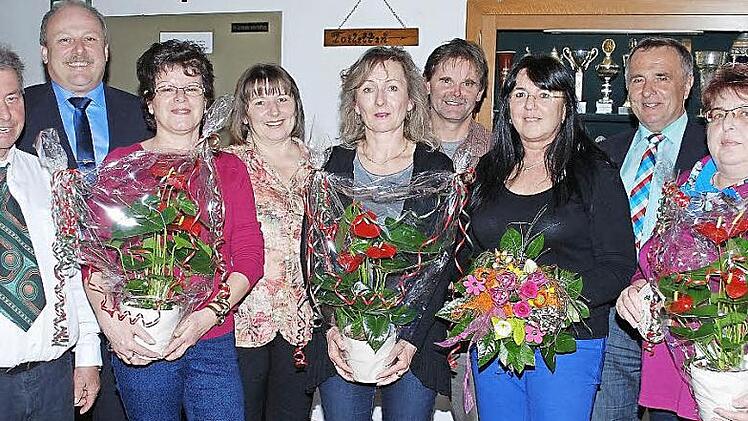 Abschied und Auszeichnungen beim Gartenbauverein Danndorf. Im Bild von links der scheidende Vorsitzende Gerd Hans Oehrlein, Dritter Bürgermeister Jürgen Karg, Carmen Sesselmann, Brunhilde Marks, Ilona und Gerhard Fischer, Angelika Göhl, Kreisvorsitzender Günter Reif und Brigitte Weißschädel. Fotos: Karl Klippel