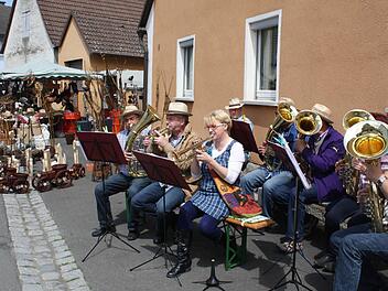 Die "Gänsmarktfregger" hatten auf der Kerwa in der Ortsmitte von Uehlfeld ein Heimspiel. Foto: Sonja Werner