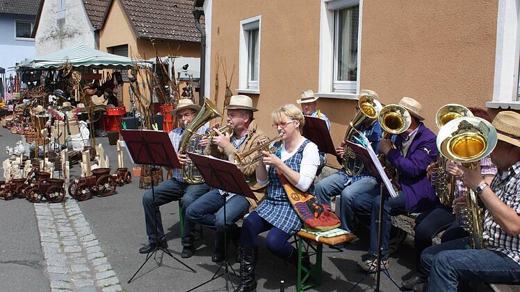 Die "Gänsmarktfregger" hatten auf der Kerwa in der Ortsmitte von Uehlfeld ein Heimspiel. Foto: Sonja Werner