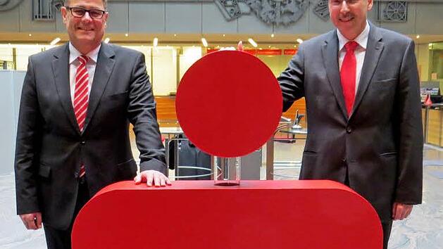 Walter Paulus-Rohmer (l.) und Heinz Gebhardt verkündeten die Bilanz der Sparkasse Erlangen. Foto: privat