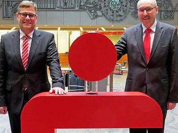 Walter Paulus-Rohmer (l.) und Heinz Gebhardt verk&uuml;ndeten die Bilanz der Sparkasse Erlangen. Foto: privat