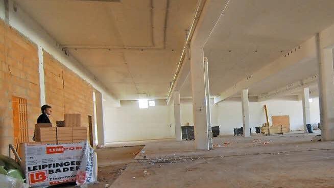 Der ehemalige Obi-Baumarkt kann im Erdgeschoss vom künftigen E-Center verwendet werden.  Foto: Bernhard Panzer