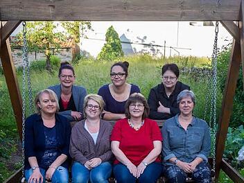 Die "Gruppe Micha" mit (hinten, von links) Pia Ziegler, Lisa Schmidt und Chorleiterin Marion Groten sowie (vorne, von links) Tanja Fuchs, Anja Bretscher, Helga Nöth und Annette Seehaus-Arnold.  Foto: Manfred Mellenthin