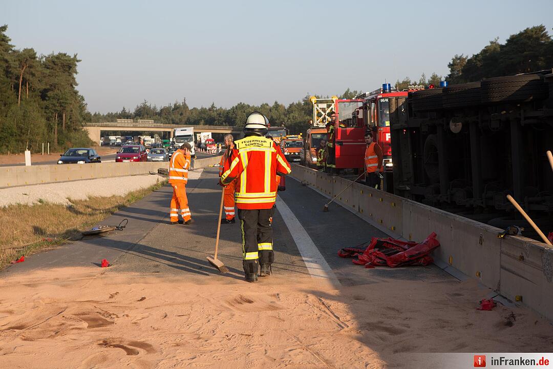 Sattelzug kippt in Baustellenbereich bei Nürnberg um