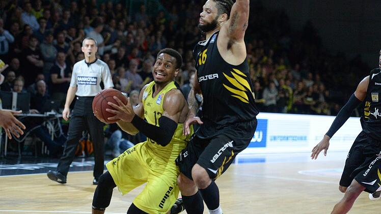 Trey Lewis umläuft Gary McGhee. Foto: Peter Mularczyk