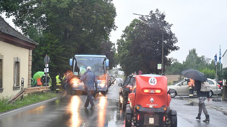 Shuttle-Busse sorgen für eine Anreise "trockenen Fußes".Foto: Ronald Rinklef
