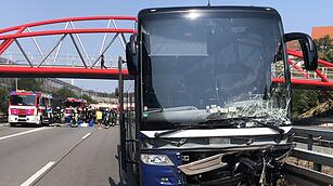 A73 in Nürnberg: Geisterfahrer stößt frontal mit Reisebus zusammen