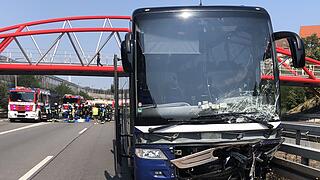 A73 in Nürnberg: Geisterfahrer stößt frontal mit Reisebus zusammen