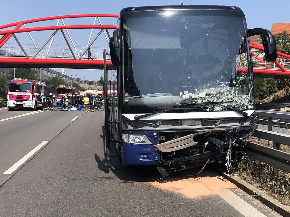 A73 in Nürnberg: Geisterfahrer stößt frontal mit Reisebus zusammen