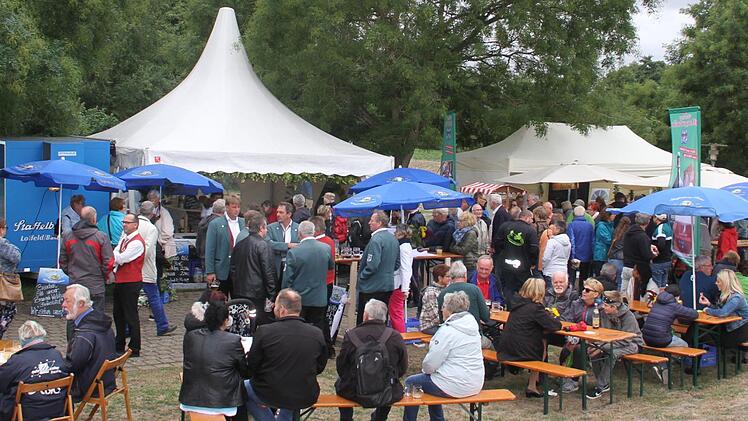 Viele Besucher strömten trotz kühler Temperaturen in den Bad Staffelsteiner Kurpark.Gerda Völk