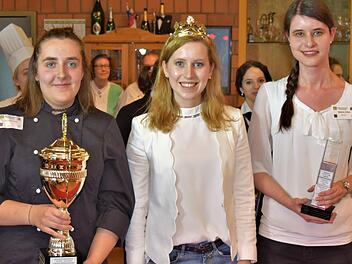 Die fränkische Weinkönigin Klara Zehnder gratuliert den beiden Siegerinnen Marlene Knopp (links, Dorint-Hotel Bad Brückenau) und Ramona Schum (rechts, Heiligenfeld-Kliniken Bad Kissingen).  Foto: Andreas Gamperl