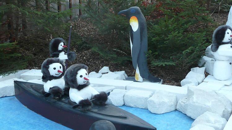 Die Märchenwald-Bahn fährt an Pinguinen und Schneemännern vorbei.Popp