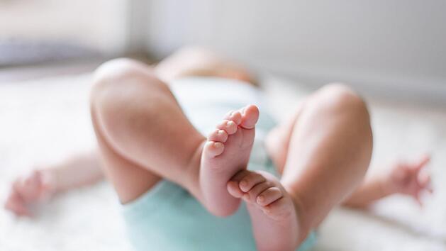 Eine neue Studie hat den Schlaf der Eltern nach der Geburt des ersten Kindes analysiert. Die Erkenntnis: Bis zu sechs Jahre nach der Geburt leiden junge Eltern an Schlafstörungen. Symbolfoto: unsplash.com/Picsea