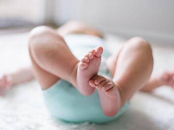 Eine neue Studie hat den Schlaf der Eltern nach der Geburt des ersten Kindes analysiert. Die Erkenntnis: Bis zu sechs Jahre nach der Geburt leiden junge Eltern an Schlafstörungen. Symbolfoto: unsplash.com/Picsea