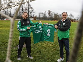 Farblich schon jetzt kaum auseinanderzuhalten, bald eine Einheit: Die DJKs aus Willersdorf (li. Trainer Lutz Reinhold) und Pautzfeld (re. Spielleiter Friedrich Haas) gehen zur Saison 2021/22 eine Spielgemeinschaft ein.  Fotos: Barbara Herbst