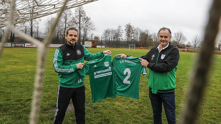 Farblich schon jetzt kaum auseinanderzuhalten, bald eine Einheit: Die DJKs aus Willersdorf (li. Trainer Lutz Reinhold) und Pautzfeld (re. Spielleiter Friedrich Haas) gehen zur Saison 2021/22 eine Spielgemeinschaft ein.  Fotos: Barbara Herbst