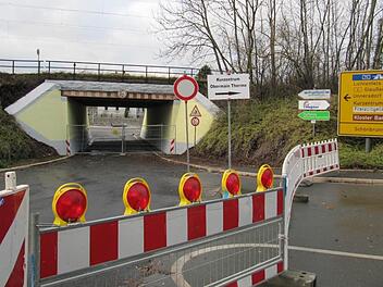 Das Nadelöhr zwischen Kurbereich und Staffelsteiner Innenstadt ist die Bahnunterführung. Wegen der Umgestaltung der Oberauer Straße am Kurbereich  ist sie seit Monaten gesperrt. Doch ab nächster Woche wird sie zumindest einseitig in Richtung Innenstadt wieder befahrbar sein. Foto:  Monika Schütz