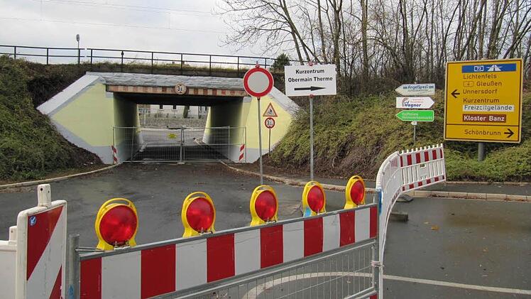 Das Nadelöhr zwischen Kurbereich und Staffelsteiner Innenstadt ist die Bahnunterführung. Wegen der Umgestaltung der Oberauer Straße am Kurbereich  ist sie seit Monaten gesperrt. Doch ab nächster Woche wird sie zumindest einseitig in Richtung Innenstadt wieder befahrbar sein. Foto:  Monika Schütz