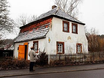 Steht seit rund 30 Jahren leer: das Haus Wildensorger Hauptstraße 26. Fotos: Michael Gründel