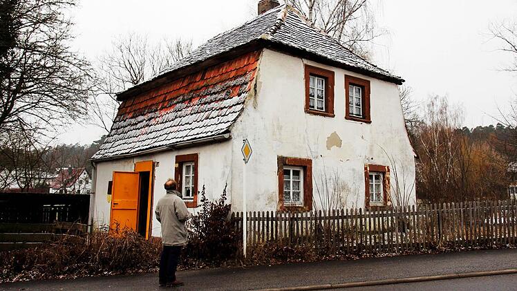 Steht seit rund 30 Jahren leer: das Haus Wildensorger Hauptstraße 26. Fotos: Michael Gründel