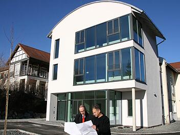 Der imposante Anbau mit dem neuen Hauptzugang zum Seniorenheim, einem weiteren Aufzug und zwei Aufenthaltsräumen darüber. Heimleiter Thomas Hammer (rechts) erläutert Bürgermeister Franz Uome schon einmal die Pläne für die Neugestaltung der Gartenanlagen, die ebenfalls noch ansteht. Foto: Matthias Beetz