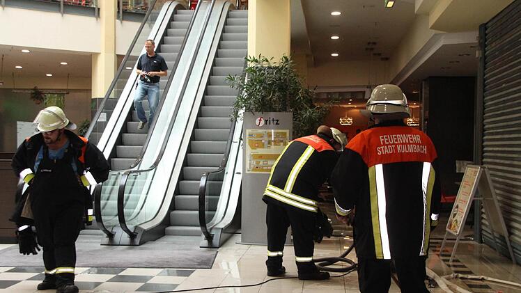 Die Feuerwehr trocknete die Halle, die durch das Wasser aus der Sprinkleranlage durchnässt war.