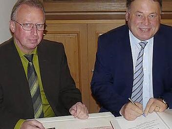 Bürgermeister Helmut Taut (links) bat Landwirtschaftsminister Helmut Brunner, sich ins Gästebuch der Marktgemeinde Wiesenttal einzutragen. Foto: Paul Pöhlmann