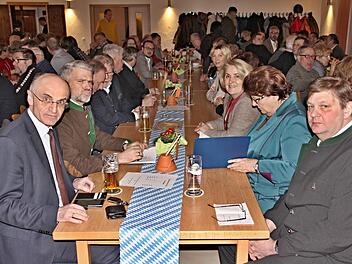 Barbara Stamm (türkises Kostüm) beim Starkbierfest der CSU Maroldsweisach