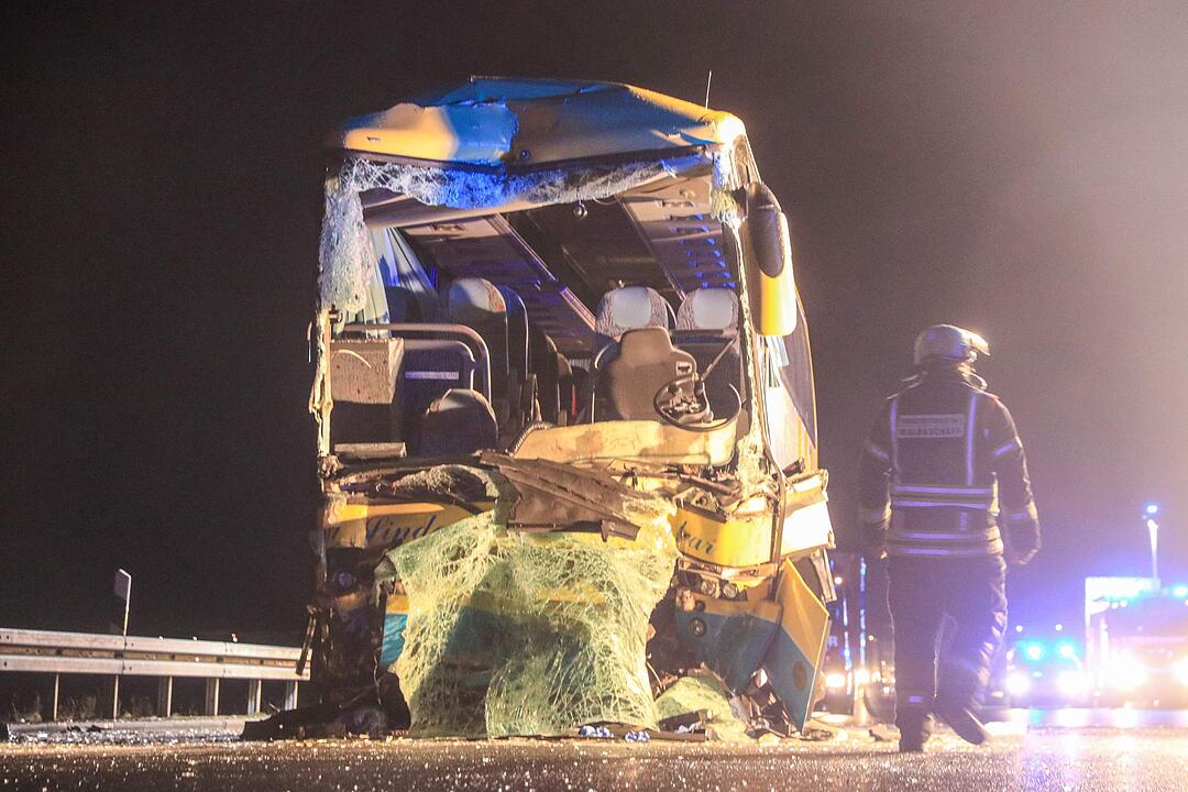 Schweres Busunglück auf A3 in Unterfranken: 18 Verletzte - ein Toter