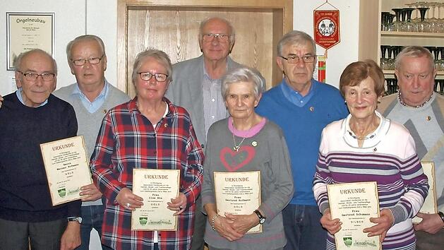 Der Ha&szlig;bergverein Zeil ehrte. Im Bild von links: die Vorsitzende Gabi Stahl, Ehrenvorsitzender Lothar Biener, Werner Hofmann, Ilse B&ouml;s, Helmut Leykauf, Gertrud Hofmann, Fridolin Popp, Gertrud Schumann, Winfried Scheuring und Zweite Vorsitzende Sabine Sturm Foto: wo