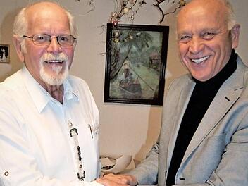 Bürgermeister Hermann Anselstetter (rechts) gratulierte Baldur Wenz (links) zum 80. Geburtstag.  Foto: Werner Reißaus