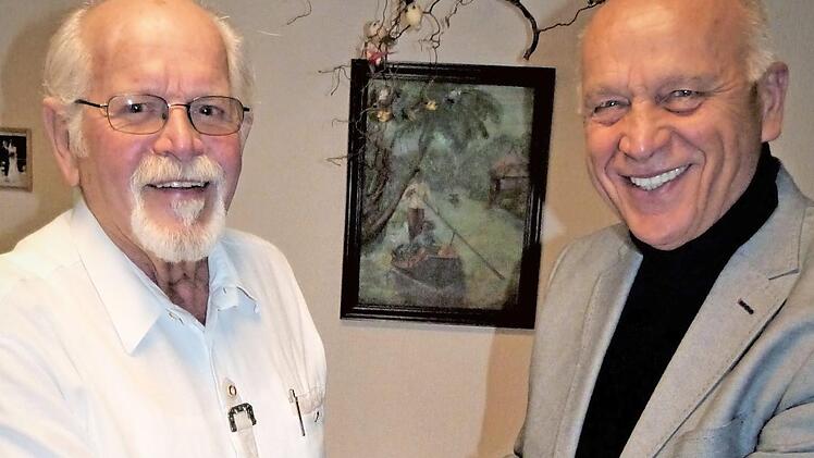 Bürgermeister Hermann Anselstetter (rechts) gratulierte Baldur Wenz (links) zum 80. Geburtstag.  Foto: Werner Reißaus