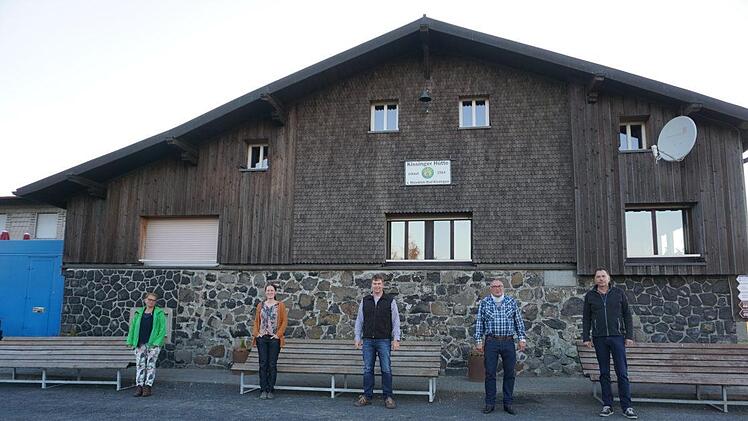 Der Vorstand  des neuen Vereins "Freunde der Kissinger Hütte" (von links): Monika Egert (Beisitzerin), Simone Müller  (Schriftführerin), Florian Schneider (stellvertretender Vorsitzender),  Manfred Egert (Vorsitzender) und Thomas Höchemer (Beisitzer). Marion Eckert