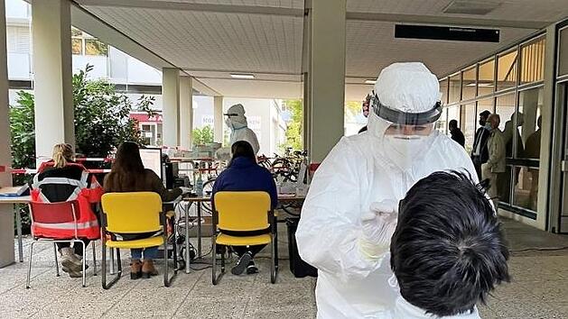 Die Abstrichstelle an der Regiomed-Akademie befindet sich unterm Vordach. F&uuml;r den Winter h&auml;tte man ohnehin eine andere L&ouml;sung finden m&uuml;ssen, sagt Corinna R&ouml;sler, Sprecherin des Landratsamts Coburg, wo das Gesundheitsamt angesiedelt ist. Foto und Grafik: Landratsamt Coburg