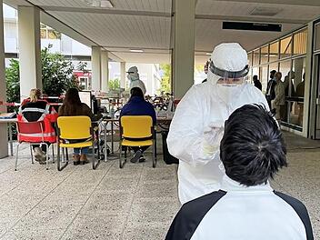 Die Abstrichstelle an der Regiomed-Akademie befindet sich unterm Vordach. Für den Winter hätte man ohnehin eine andere Lösung finden müssen, sagt Corinna Rösler, Sprecherin des Landratsamts Coburg, wo das Gesundheitsamt angesiedelt ist. Foto und Grafik: Landratsamt Coburg