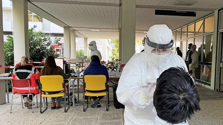 Die Abstrichstelle an der Regiomed-Akademie befindet sich unterm Vordach. Für den Winter hätte man ohnehin eine andere Lösung finden müssen, sagt Corinna Rösler, Sprecherin des Landratsamts Coburg, wo das Gesundheitsamt angesiedelt ist. Foto und Grafik: Landratsamt Coburg