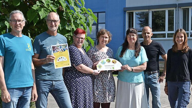 Bei der Übergabe der Urkunde (von links): Dr. Joachim Schneider (Naturerlebniszentrum Rhön), Hartmut Karlitzek, Ellen Erhard (beide Mittelschule Hammelburg), Julia Rösch (Verwaltungsstelle Biosphärenreservat Rhön), Ulrike Lutz (Mittelschule Hammel...