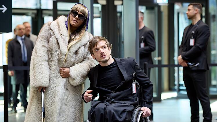 Olivia (Sara Fazilat) und Sammy (Jan Kampmann) wissen ganz genau, wie sie die Personenkontrolle bei der Veranstaltung anlässlich der Zulassung des HIV-Impfstoffes überwinden können.