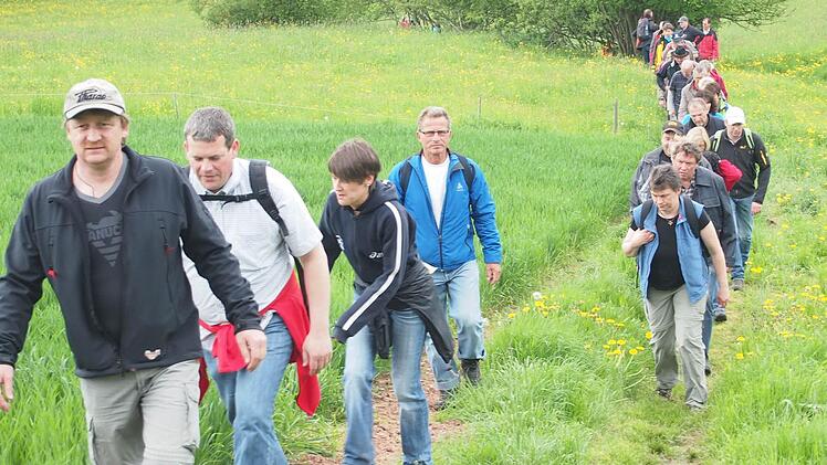 Lang ist die Schlange, die Feldgeschworener Franz Vogt anführt.
