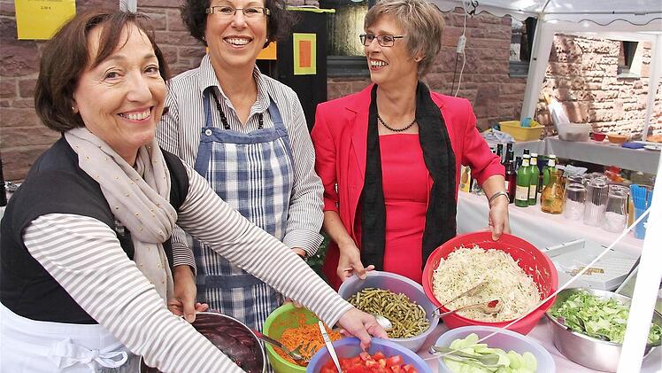 Fleißige Helferinnen sorgten für die Vitamine.