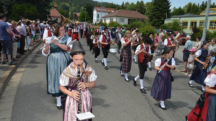 Viele Nachwuchsmusiker in schmucken Trachten waren beim Festzug dabei.Fotos: K.-H. Hofmann
