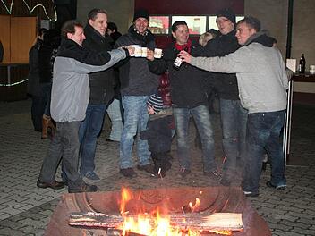 Das Winterfeuer vor dem Gerätehaus lockte viele Gäste.  Foto: Evi Seeger