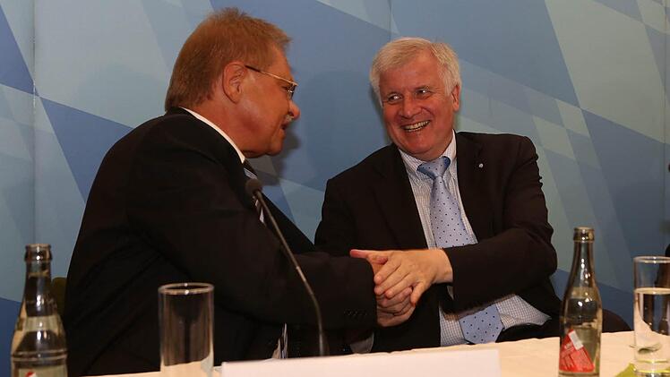 Ministerpräsident Horst Seehofer (rechts) mit Kronachs Bürgermeister Wolfgang Beiergrößlein bei der Kabinettsausschusssitzung Foto: Barbara Herbst