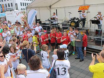 Viel Applaus gab es für Heiko Hohner, nachdem ihm Redaktionsleiter Alexander Müller den Scheck über 2000 Euro überreicht hatte.  Fotos: Markus Roider