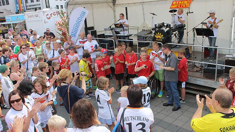 Viel Applaus gab es für Heiko Hohner, nachdem ihm Redaktionsleiter Alexander Müller den Scheck über 2000 Euro überreicht hatte.  Fotos: Markus Roider